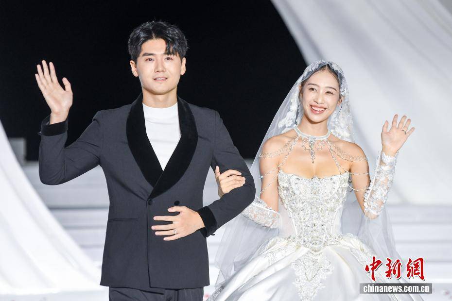 三亞天涯海角婚慶節上演中西婚俗秀