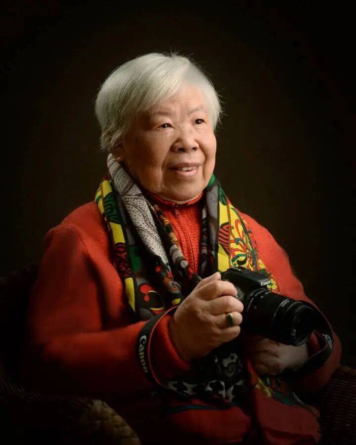 新中國第一批女攝影記者曉莊去世，享年94歲