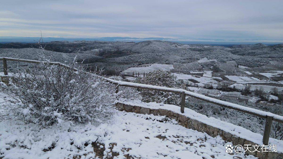 # 百家精選集# #astrocatinfo天文酷圖# #天文酷圖# 【astrocatinfo天文酷圖】普拉德的冬天就是這樣開始的，白色的夢幻風景 普拉德山天文公園 parcatroprades 雪草甸 雪公園天文草甸來源：astrocatinfo出處：Ale...