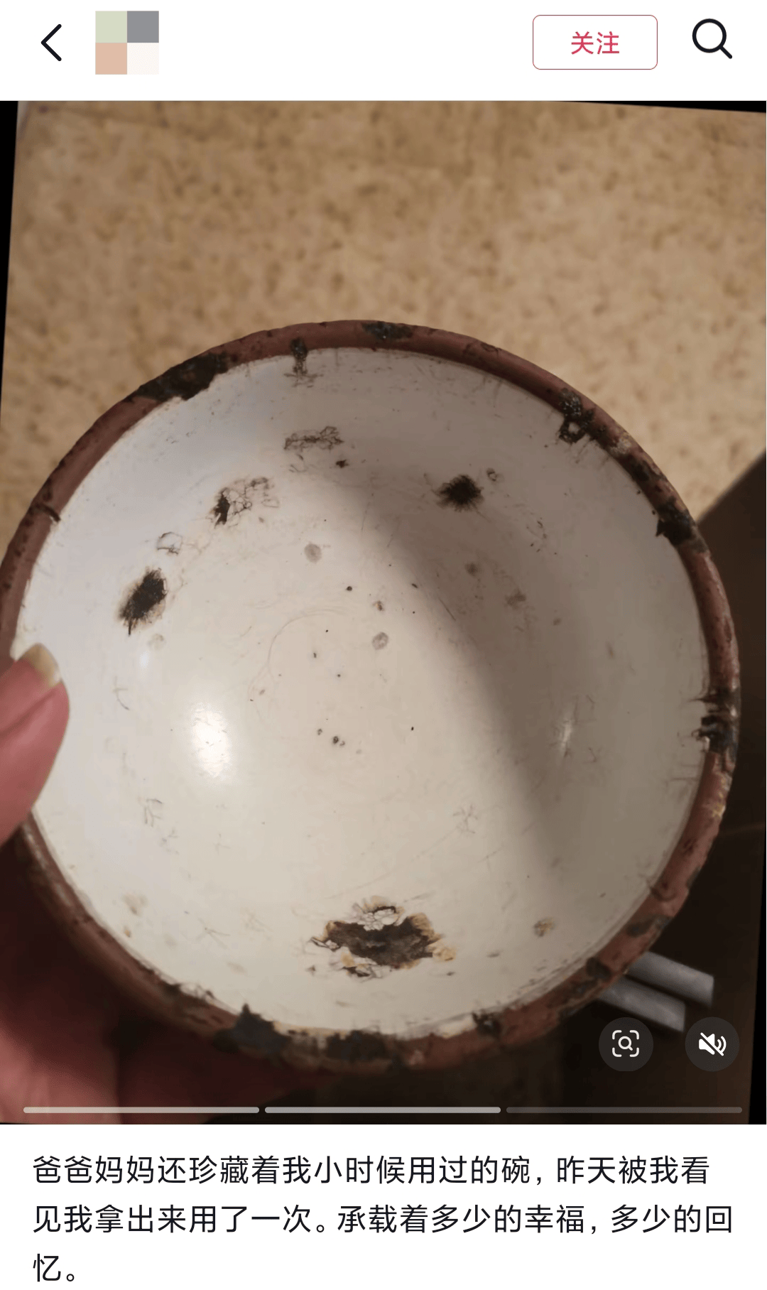 “女兒穿上我兒時的衣服，這是姥姥收藏了三十年的愛呀……”