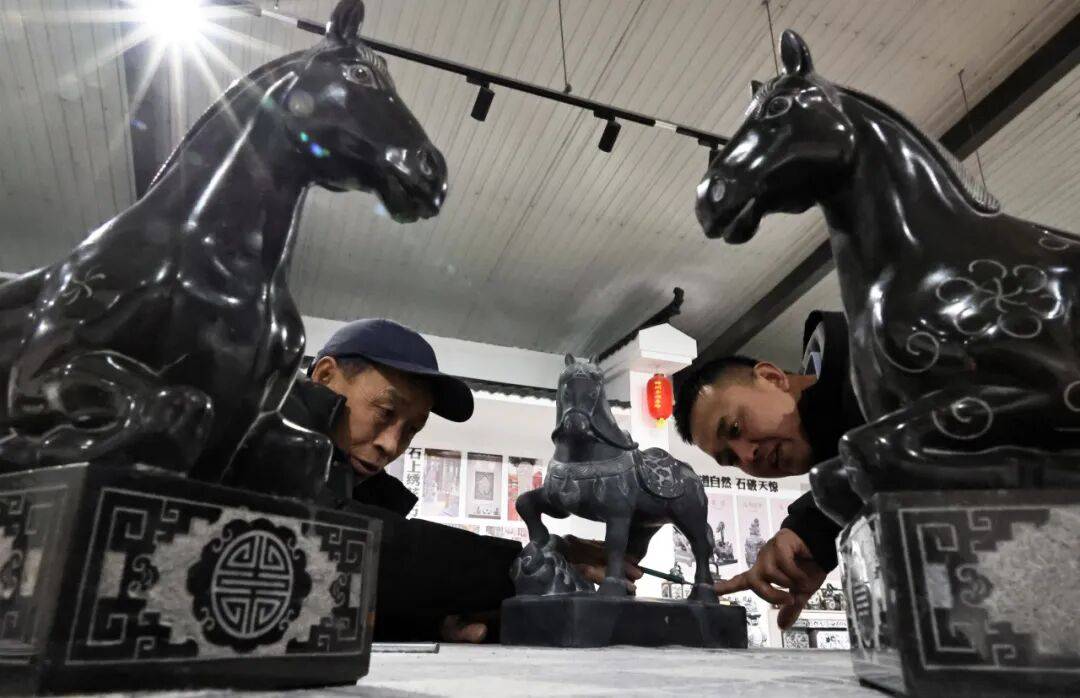 馬年臨近，生肖“石雕馬”雕刻受歡迎