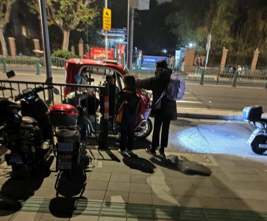 “執法車一走，馬上就亂！”滬上地鐵站外屢現“貓鼠遊戲”，市民“很愁很揪心”