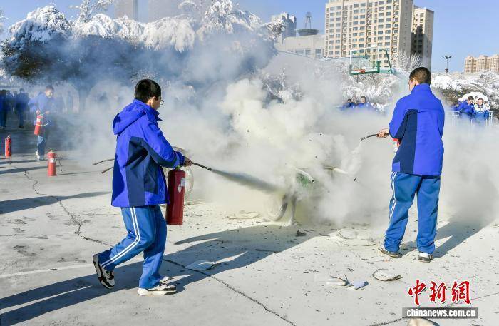 烏魯木齊：消防宣傳月活動走進中學校園