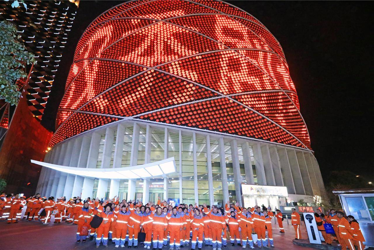致敬城市美容師：武漢2000名環衛工人沉浸式感受漢劇《水秀》藝術魅力