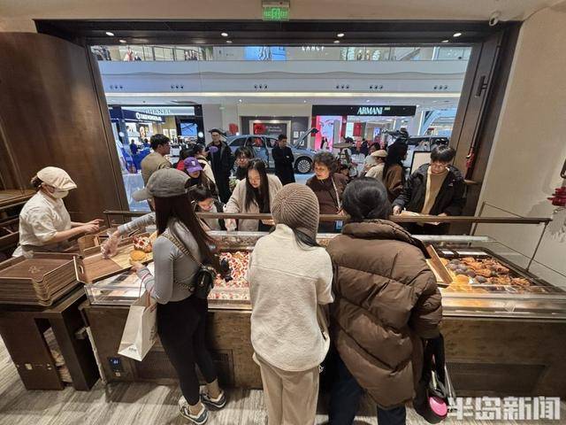 貨架滿滿當當，市民忙購“年味”