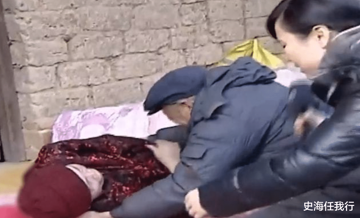 原創夫妻養育四子女，年老癱瘓後被丟門外，兒子叫囂：讓法律來懲治我