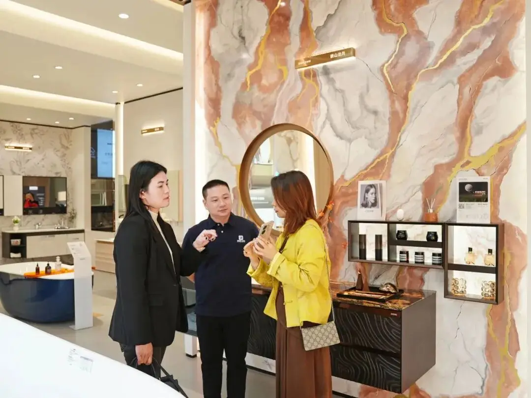浪鯨衛浴董事長霍成基走訪終端門店 推動門店高質量發展