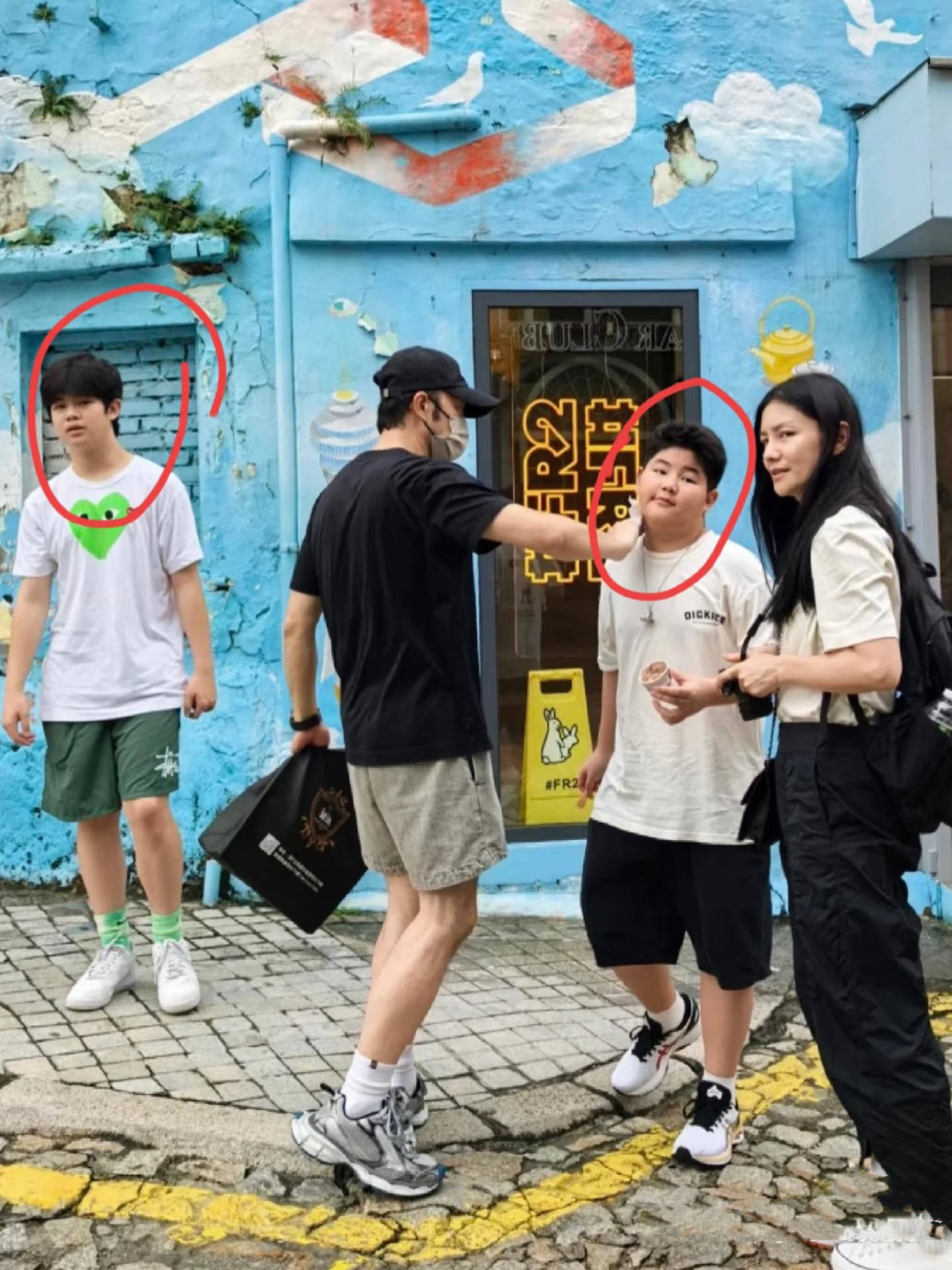 原創胡可14歲兒子曬留學生活，住60平套房有兩面牆衣櫃，吃火雞面解饞