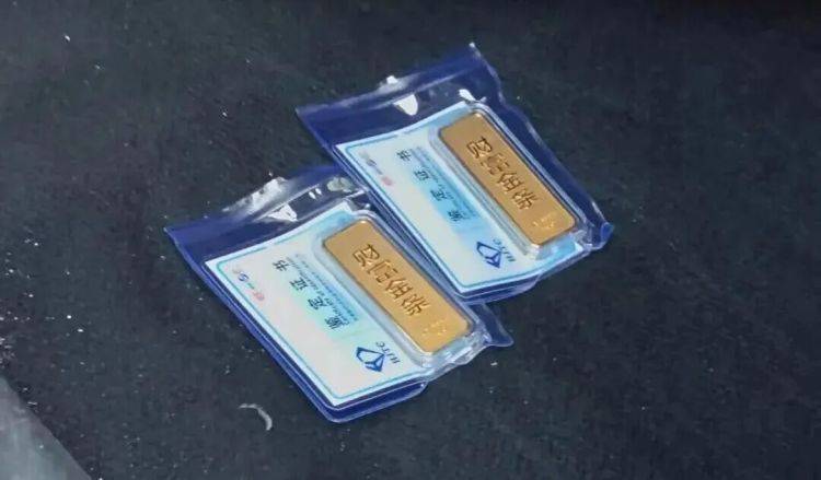 民警當街攔停汽車！腳墊下驚現兩根金條......