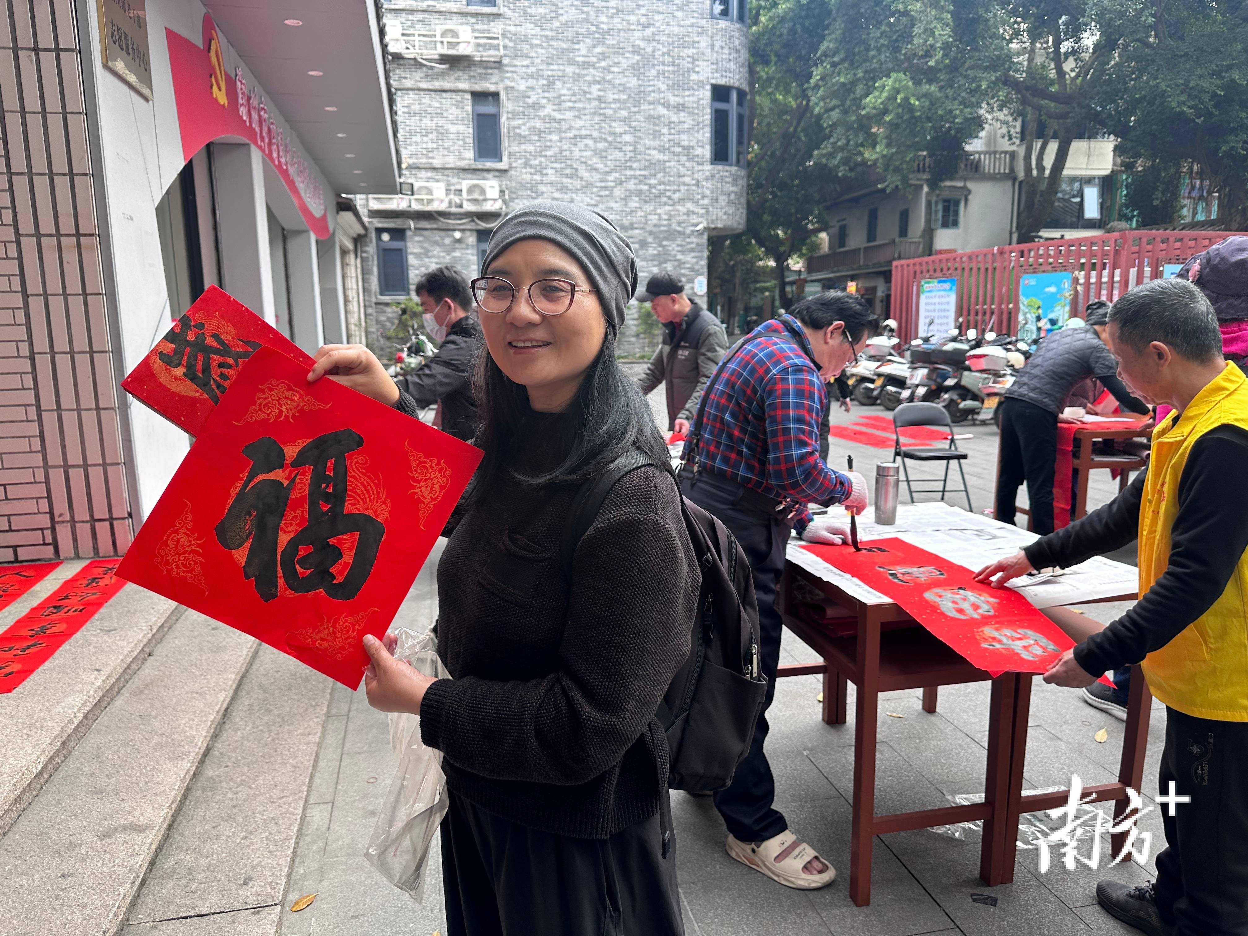 潮州老書法家街頭手寫春聯，為遊客送別樣禮物