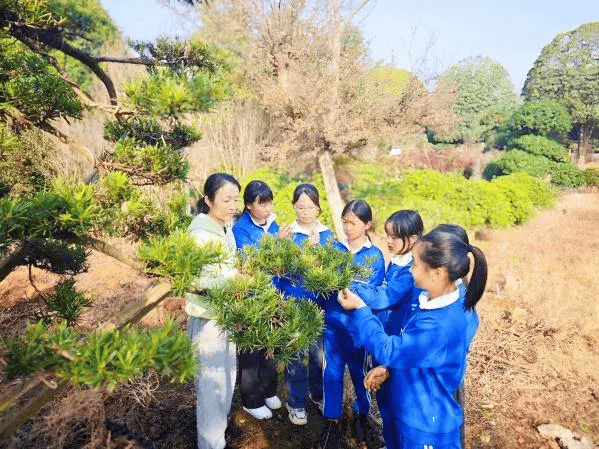 僅76名學生的鄉村小學，如何用粉印版畫繪出大世界