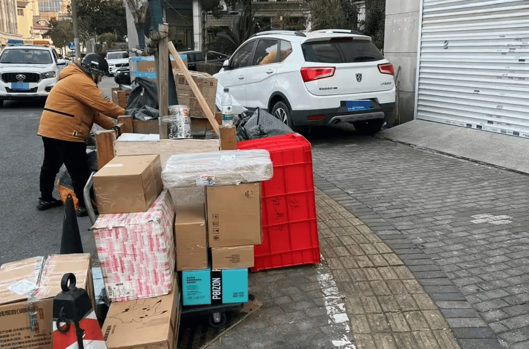 人行道變快遞“卸貨分揀場”，如何還路於民？