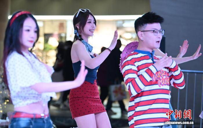 南京年輕人“隨機舞蹈”舞動青春活力