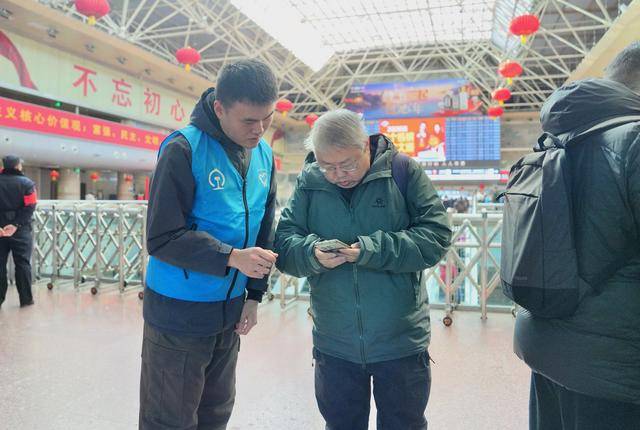 有事找“藍馬甲”！大學生志願者懷揣自編“秘籍”服務春運