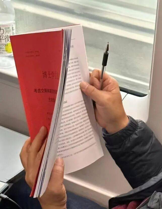 研究生在高鐵上趕論文被拍，評論：見過導師也在高鐵上改論文...