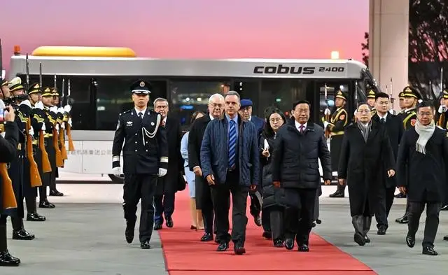 原創烏國領導人率“最大”代表團訪華，中方高規格接待，總統奧爾西收到1份重禮！