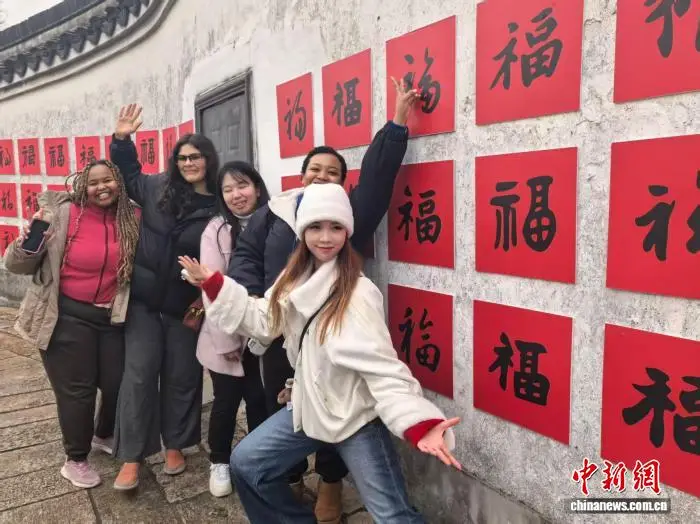 多國留學生走進新場古鎮 傳播中醫文化、體驗海派年味