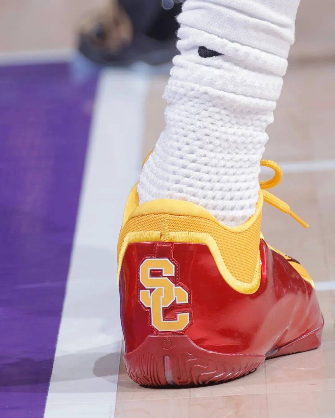 詹姆斯上腳各種大學PE LeBron 23！沒上過大學，但大學配色的鞋不少！