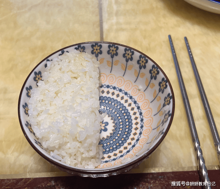 原創“大學生連雞都不會切”，家長曬只剩下半身的烤雞：無法正常交流