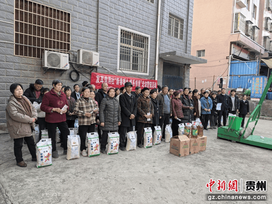 貴州六盤水發耳鎮開展老年大學慰問暨反詐宣傳活動