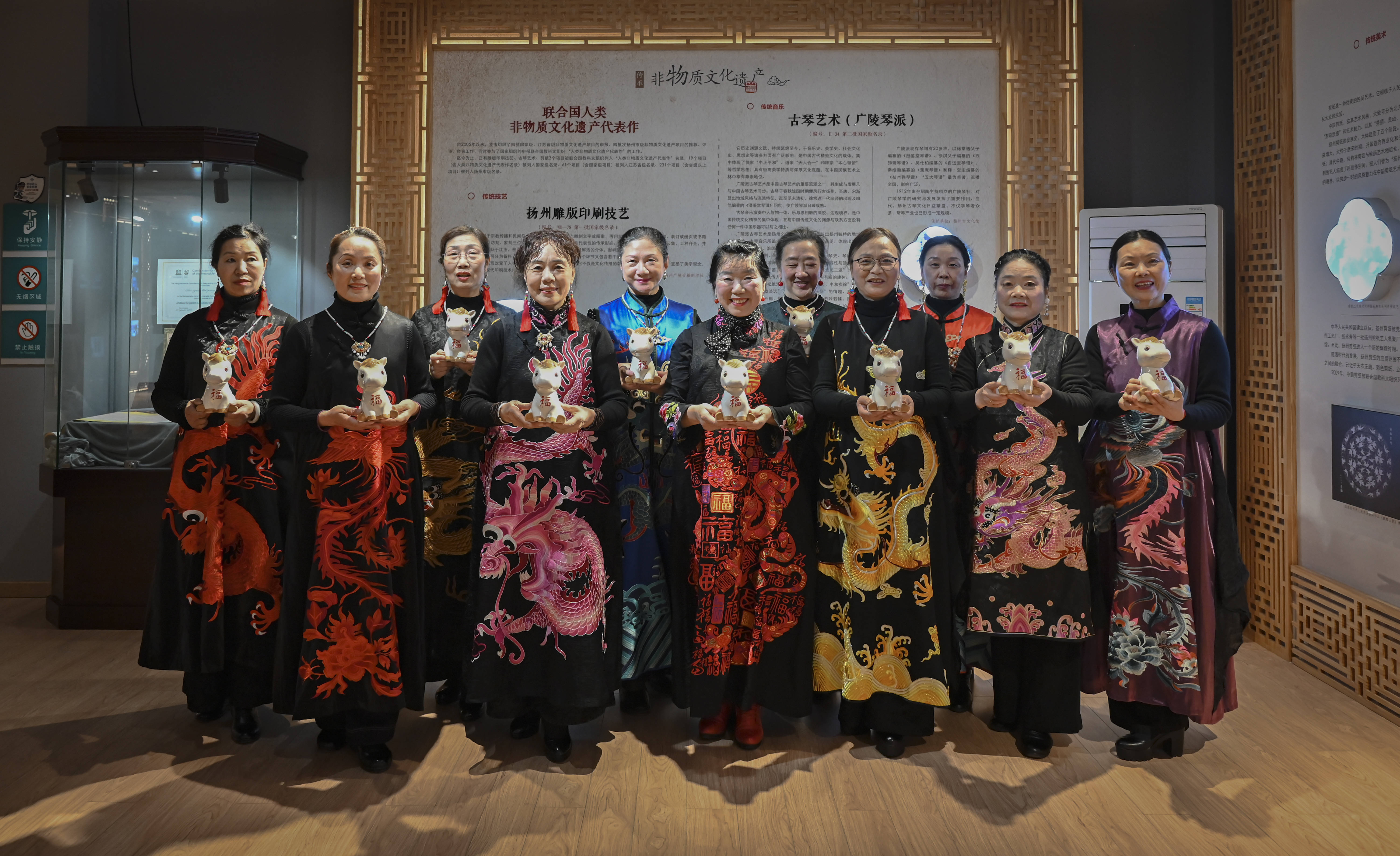 原創[文化揚州]歡天喜地迎馬年！當刺繡華服邂逅非遺與書畫