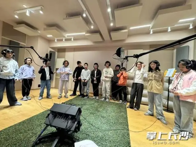 原創雨花區這群小學生在教材封面看到了自己