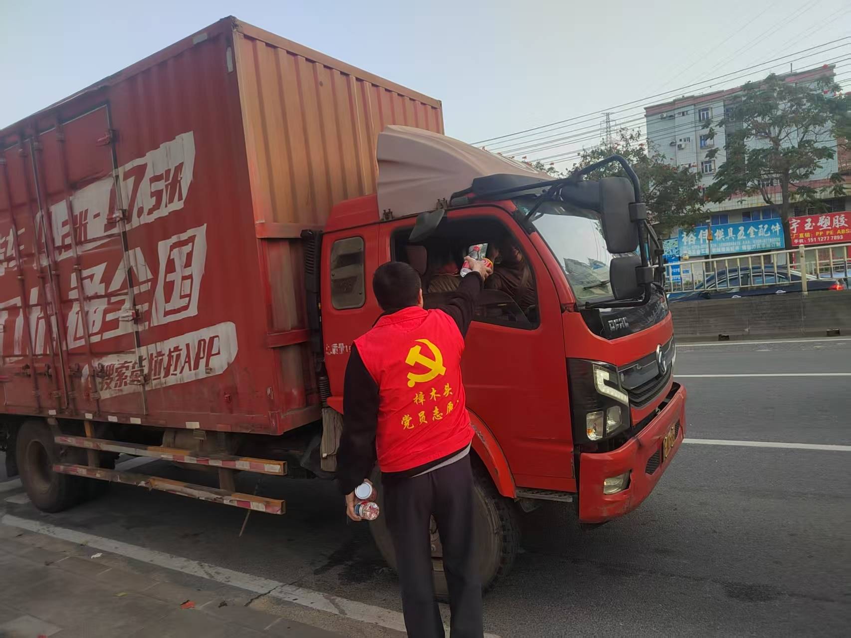 應對集中提貨潮，樟木頭貼心守護塑膠市場物流“大動脈”