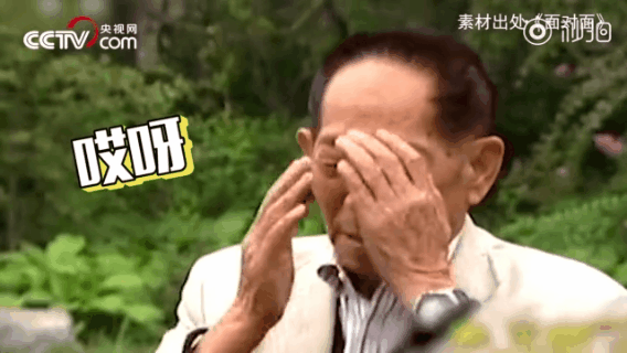 導師在地鐵改博士論文被拍，網友：“他邊看邊撓頭，越看越發愁”