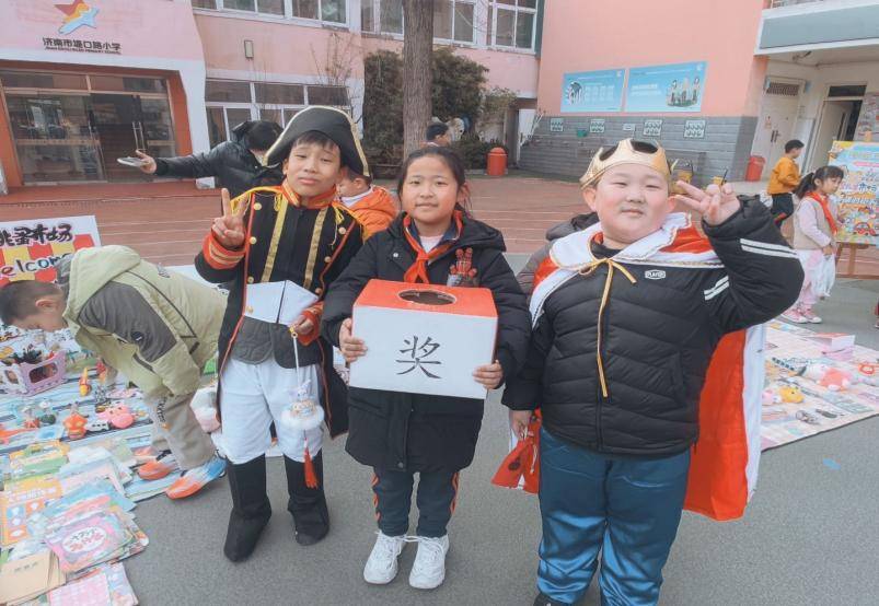 舊物流轉傳暖意 濟南市堤口路小學跳蚤市場熱鬧開市