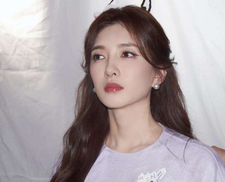 江疏影穿淡紫刺繡上衣搭珍珠耳飾，盡顯雍容典雅！