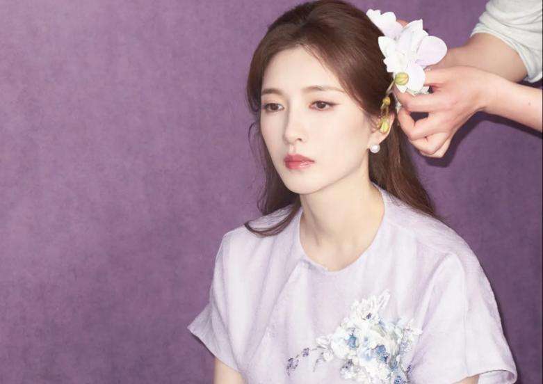 原創江疏影穿淡紫刺繡上衣搭珍珠耳飾，盡顯雍容典雅！