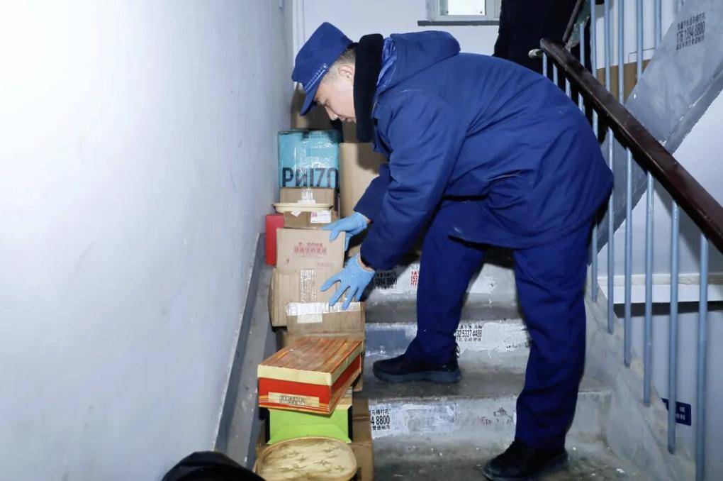 年近八旬老太每天看直播網購，家中快遞堆滿