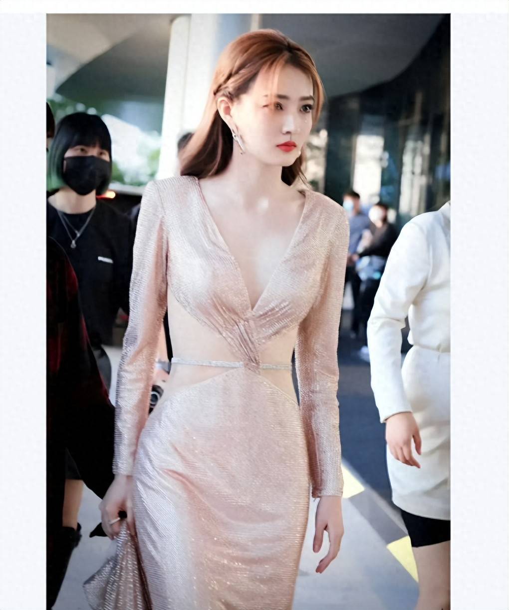 原創徐璐掛脖刺繡裙，香肩美背小蠻腰，美感十足！