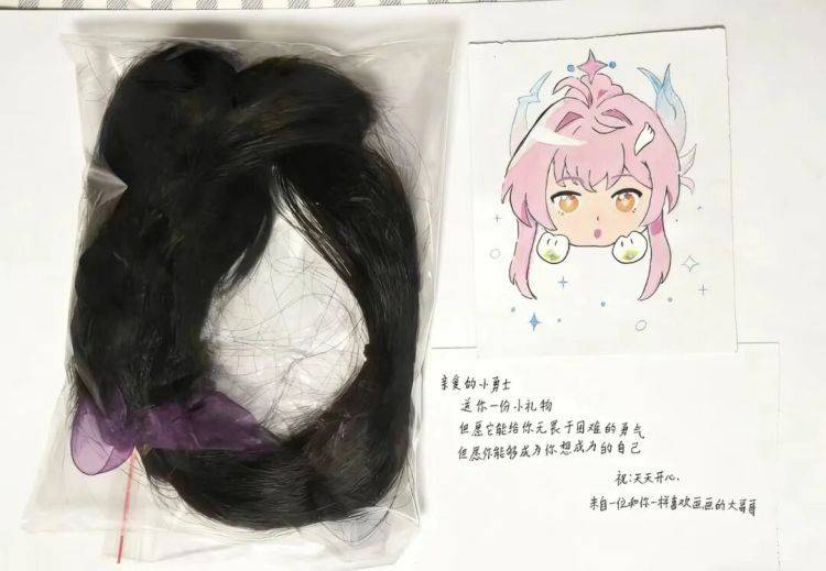 武漢男大學生留披肩長髮，3年後親手剪下！原因……