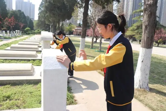 鄭州高新區創新大道小學舉行清明節祭掃活動