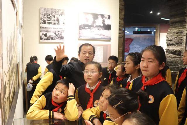 鄭州高新區創新大道小學舉行清明節祭掃活動