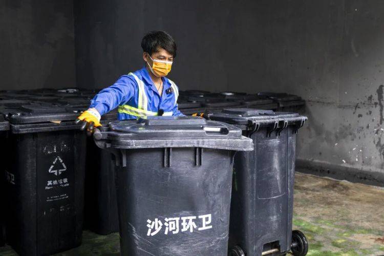 廣州環衛工在街頭電箱畫畫火出圈！當事人回應：小時候因動漫愛上畫畫