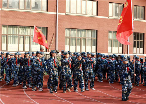 颯！操場變“軍營”！奧林小學萌娃佇列喊出最強音