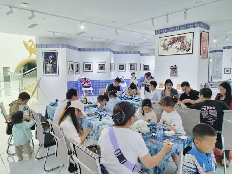 一針一線“繡”春光！黔西南開展布依族刺繡體驗活動