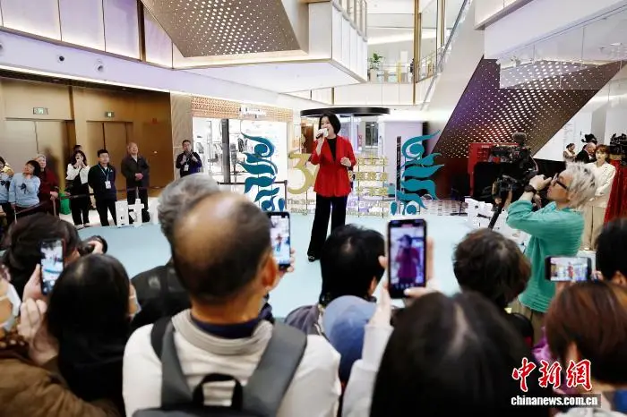 上海白玉蘭戲劇表演藝術獎戲劇嘉年華快閃演出亮相新天地東臺裡