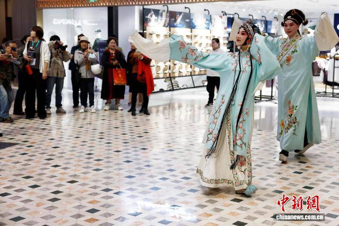 上海白玉蘭戲劇表演藝術獎戲劇嘉年華快閃演出亮相新天地東臺裡