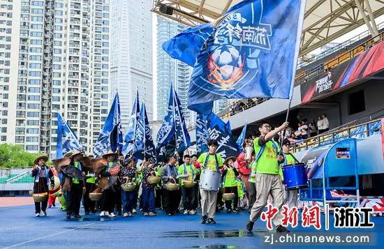 “包郵區”快遞小哥足球賽在浙江杭州上演