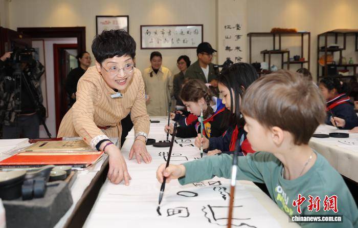 中俄青少年南京共學漢字 共寫書法