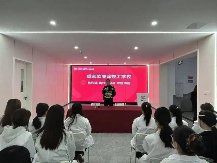 成都龍泉驛公安：宿舍長“吹哨”，民警快速響應