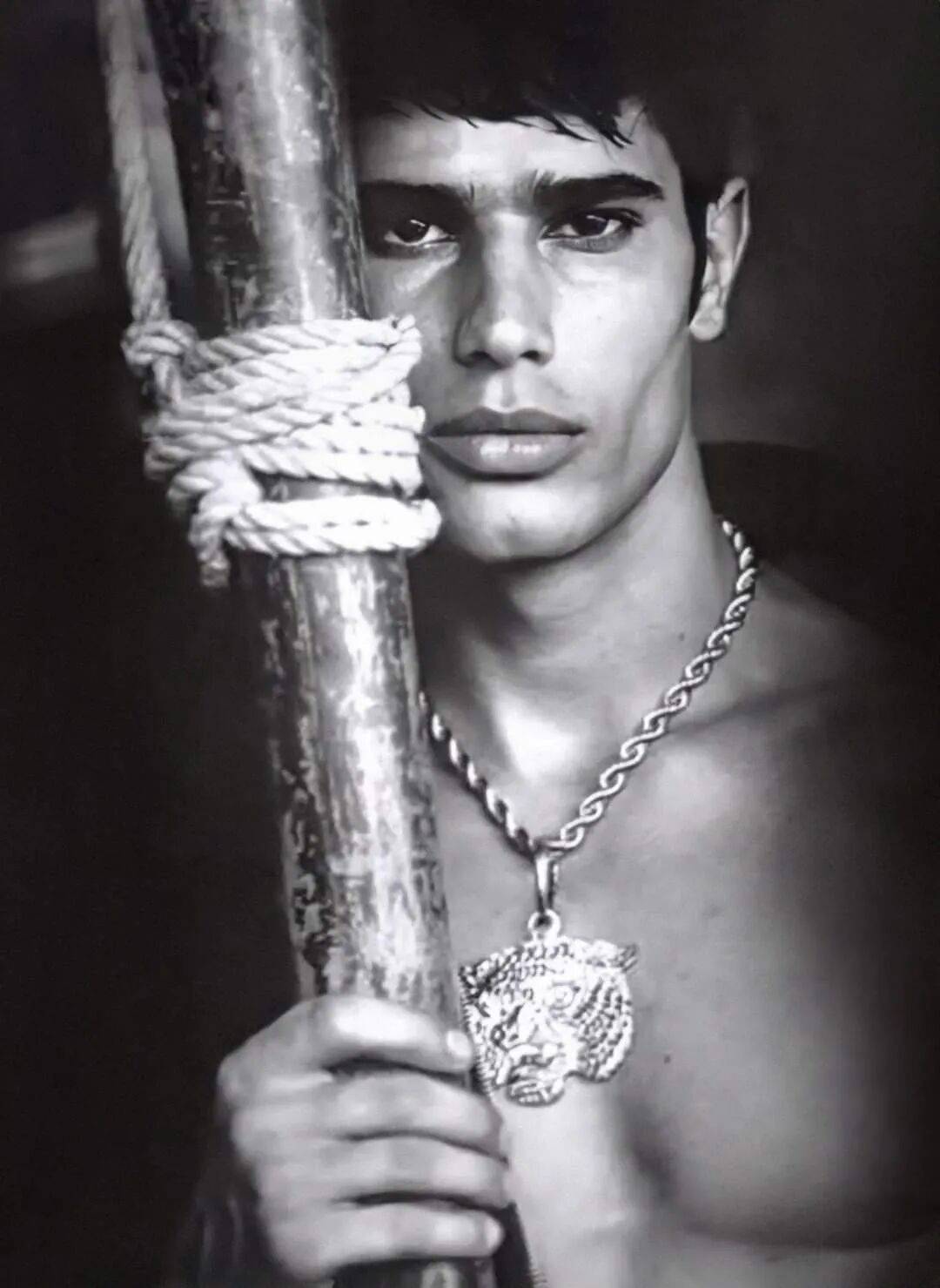 八十年代伊朗裔英國超模移民印度，曾為麥當娜拍攝MV