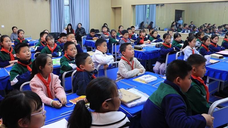 擁抱AI！桐梓婁山關將軍希望小學“數字化”教學提質增效