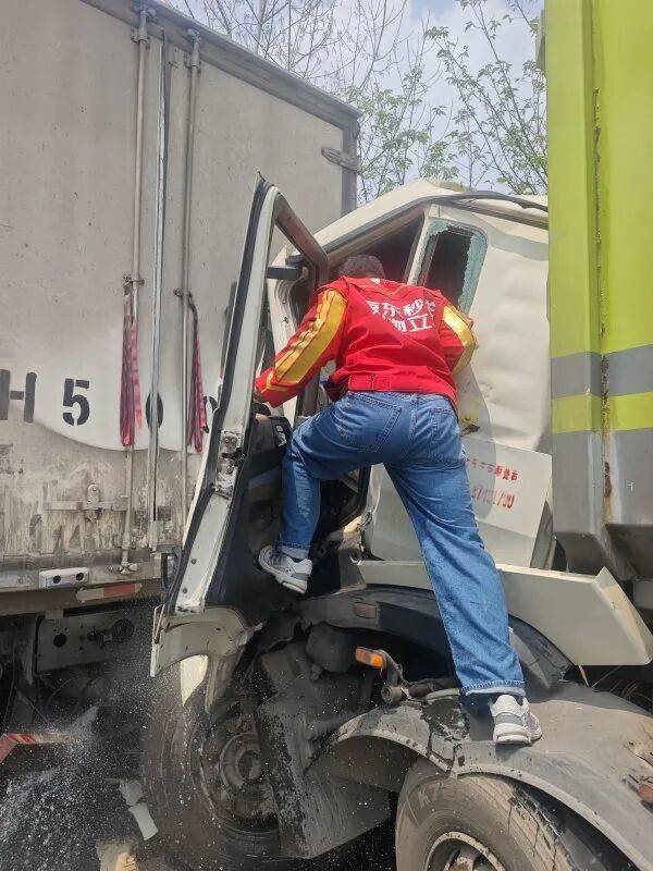 武漢三環線突發！司機滿臉是血，被卡車內動彈不得，快遞小哥猛地踹開車窗玻璃……