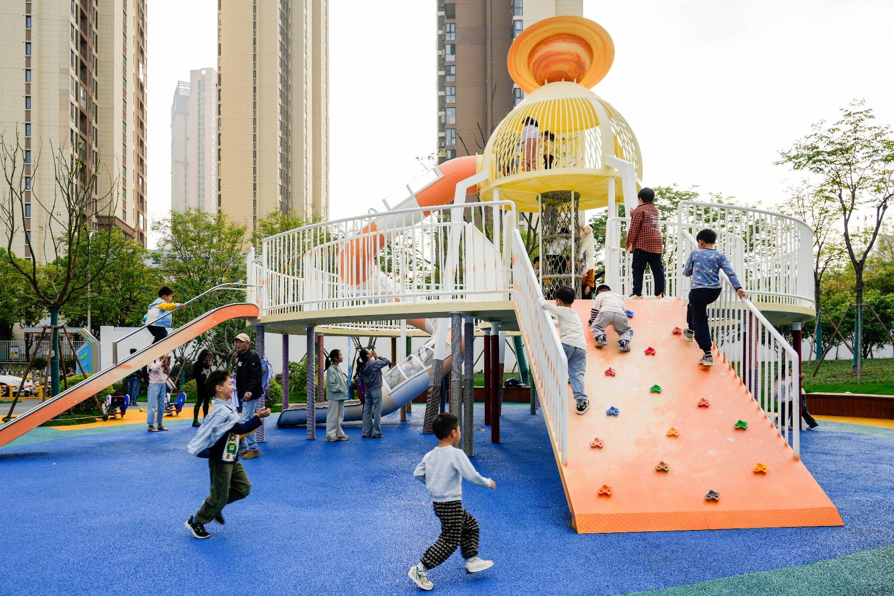 童趣點亮城市邊角地！武漢小學生親手設計鐵路旁“星河公園”