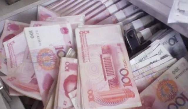 原創2017年，安徽一女會計貪汙1158萬，給男主播刷百萬鑽石