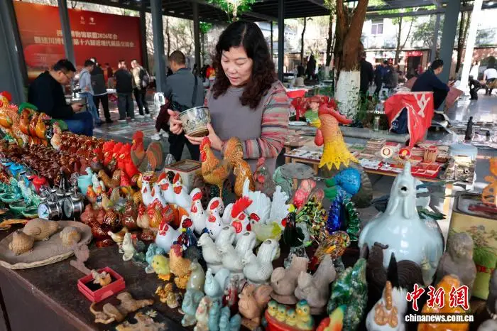 成都：全國300餘名收藏家攜藏品擺攤交流